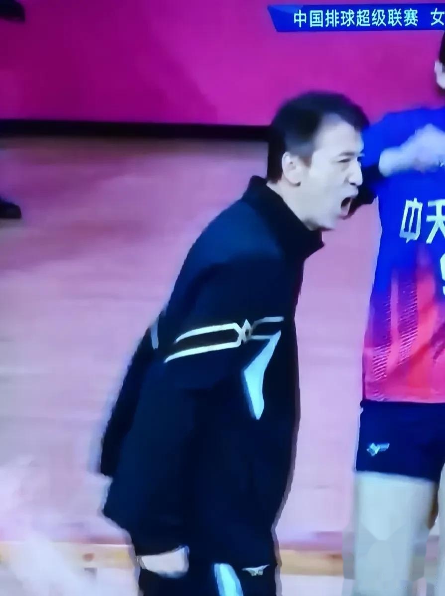 国乒在比赛中因伤离场，中国女排主教练感到担心的简单介绍